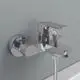 Waschbeckenarmatur von Ideal Standard mit einem Hebelmischer und einem Auslauf für die Montage an der Wand. Chromoberfläche.